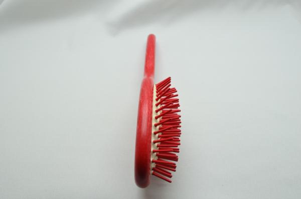 Rote Haarbürste, oval, Buchenholz lackiert, mit lackierten Holzstifte